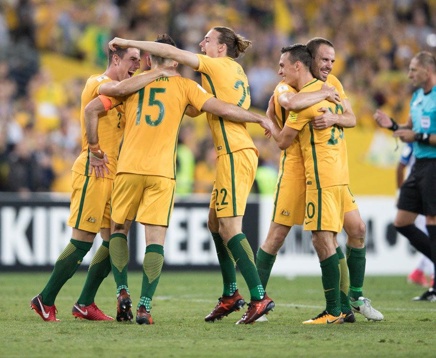 左右脚开弓 欧冠双响+MVP！前曼联天才乱杀：20场13球4助（欧冠梅开二度当选MVP！前曼联天才左右开弓，20战13球4助）