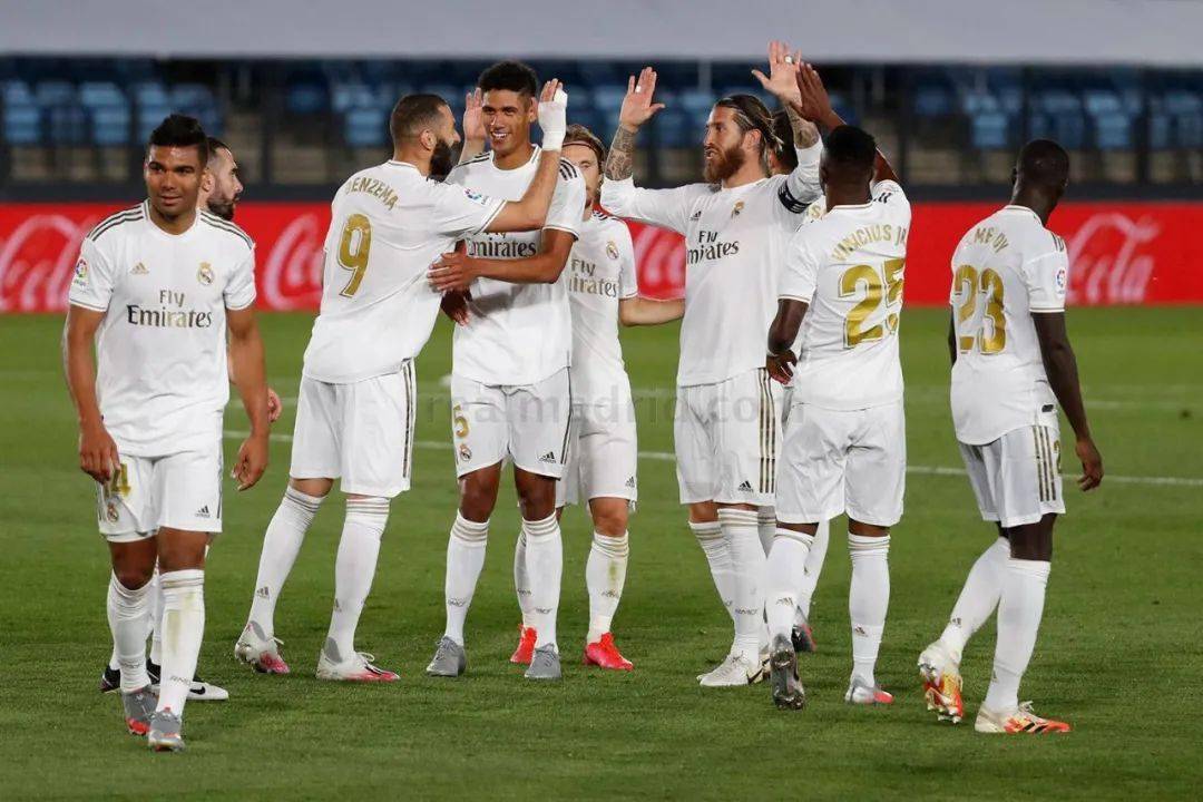 日韩退役国脚参加五人制比赛，李同国、本田圭佑、南雄太出战（日韩退役国脚齐聚五人制赛：李同国、本田圭佑、南雄太登场）