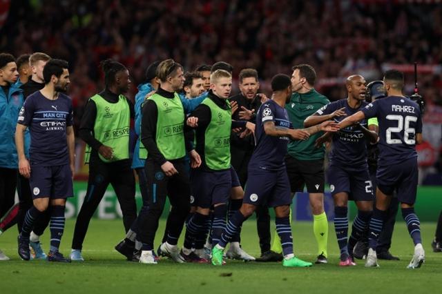 TA：多家豪门关注小将斯密特，阿尔克马尔对其估价约6000万欧（TA：阿尔克马尔为新星斯密特标价约6000万欧，多家豪门密切关注）