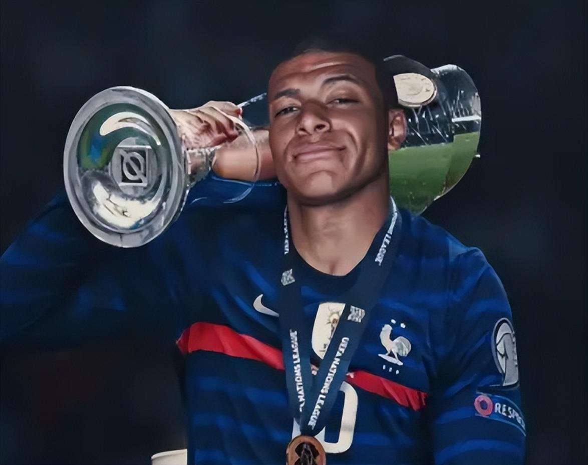 曼联客场4-1胜狼队，B费2射1传，取得3轮不败，积分追平切尔西，排名升至第六。