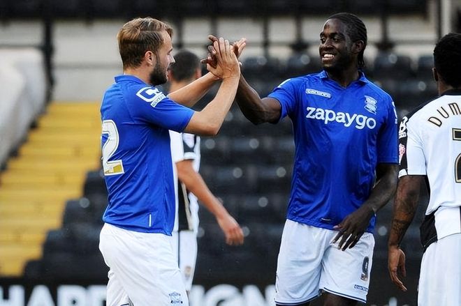 足球法甲豪门官宣续约核心前锋，合同长达五年（法甲豪门官宣与核心前锋续约，五年长约锁定锋线）