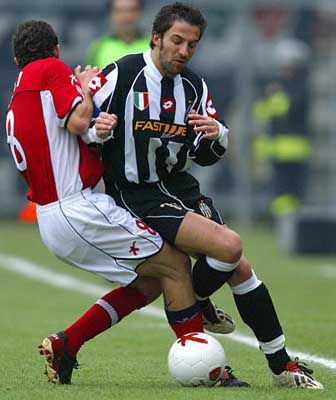 近4届欧预赛+世预赛射手榜：凯恩40球第1，C罗32球第2（欧预赛与世预赛近四届射手榜：凯恩40球居首，C罗32球紧随其后）