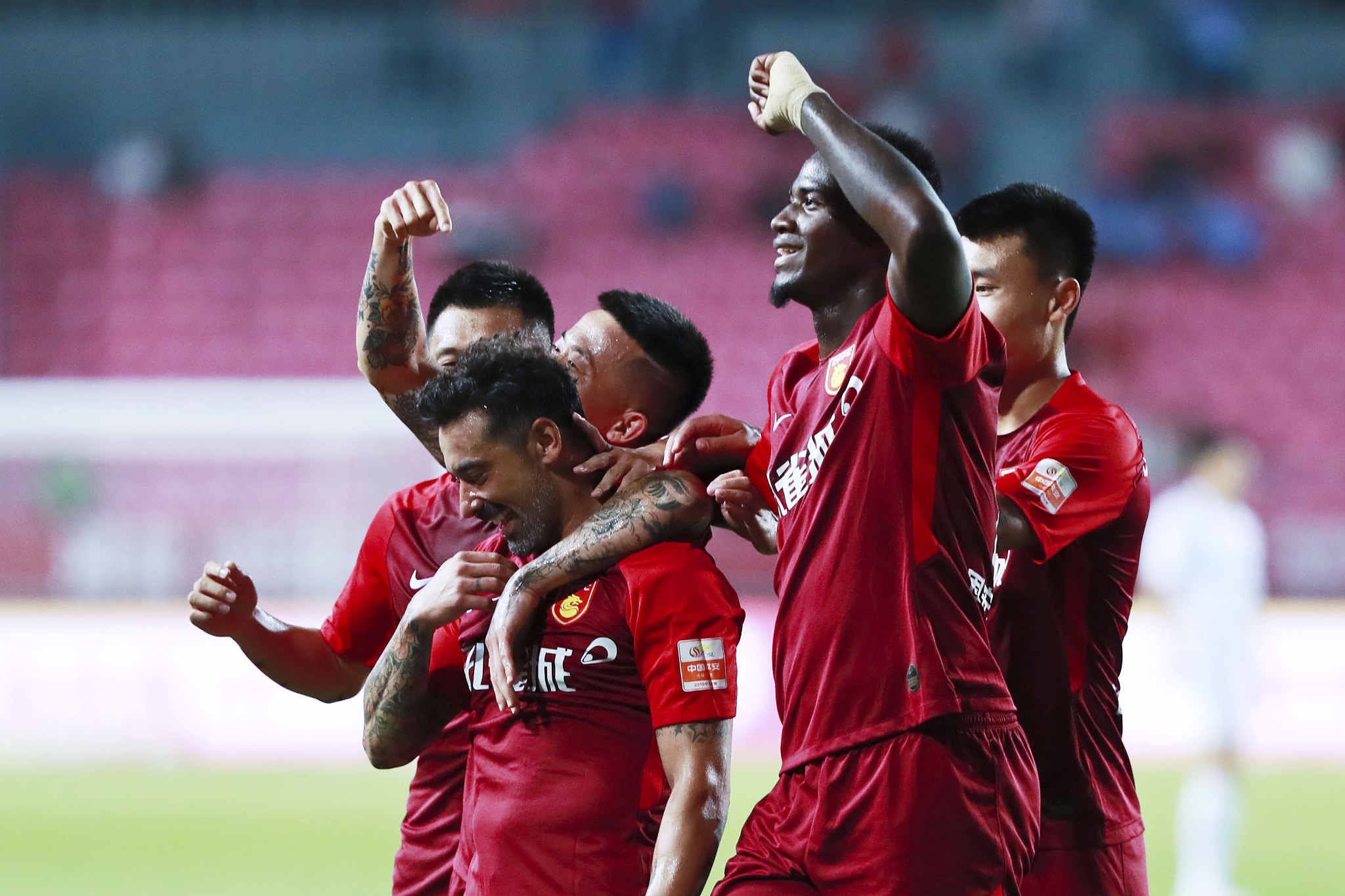 挑事？每日邮报称安东尼比赛中头槌犯规，逃过一张红牌（每日邮报：安东尼比赛中疑似头槌犯规，逃过红牌处罚）