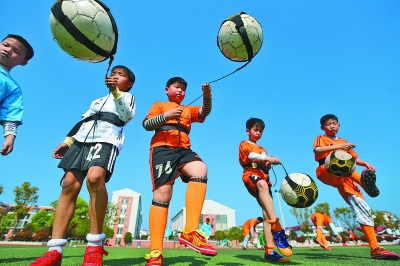 旗下球队乌拉圭第四级别联赛夺冠并升级，梅西、苏牙晒图祝贺（旗下球队夺得乌拉圭第四级联赛冠军并成功升级，梅西与苏亚雷斯晒照祝贺）