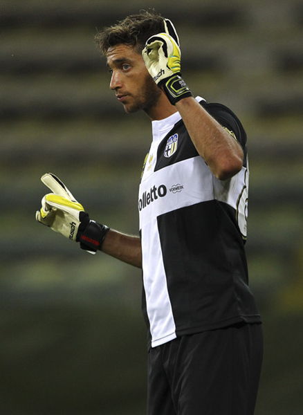 逆天，挪威甲门将点球大战一脚将摆好的球踢走以干扰对方（挪威甲门将在点球大战中踢走已摆好的球干扰对手）