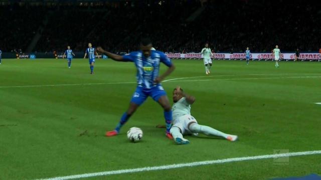 太阳报：英乙球迷朝对方门将扔椅子，被球队主帅严厉批评（《太阳报》：英乙球迷向对方门将掷椅，本队主帅怒批此举）