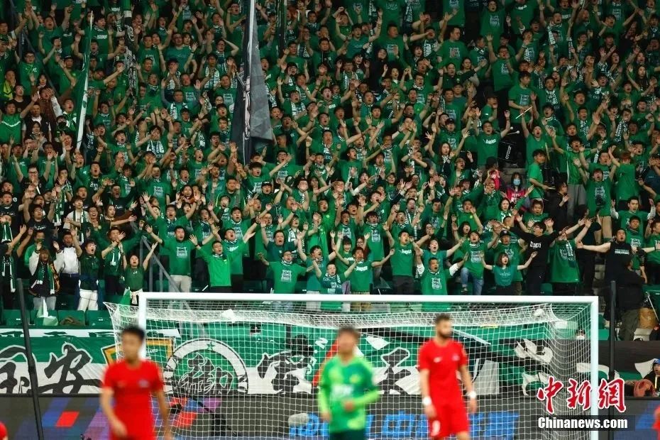 两位体坛巨星会面，樊振东欢乐开怀非常松驰，齐达内眼中充满欣赏