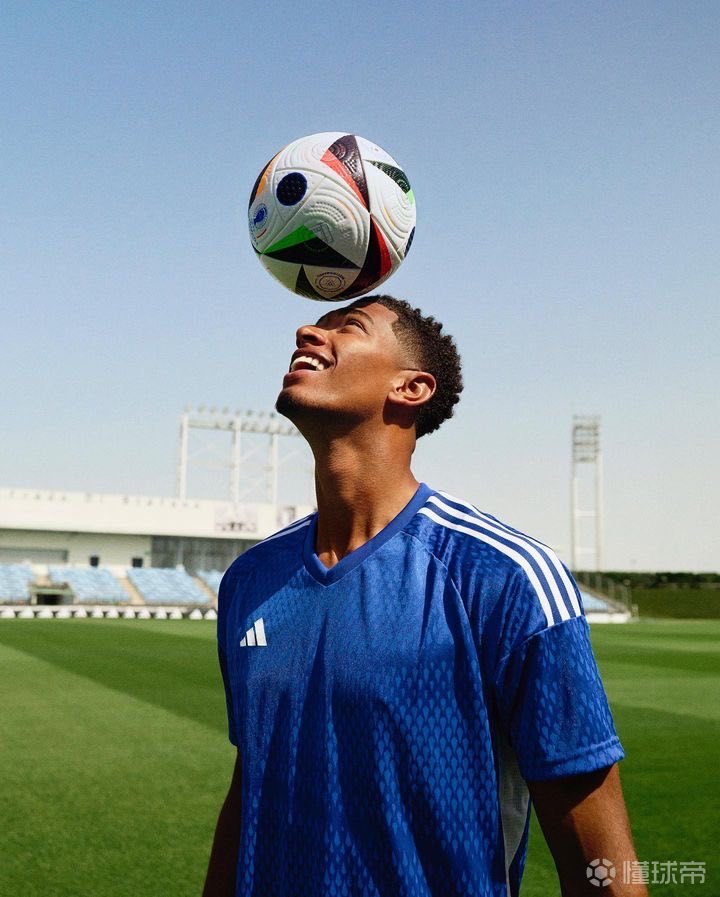 足球战术的新趋势：全能化（全能化引领足球战术新风向）