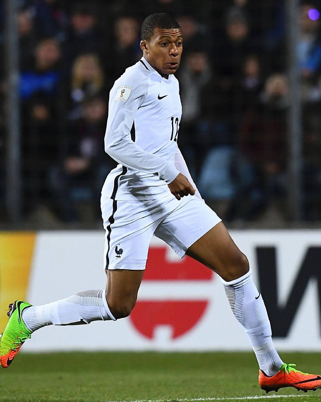 前热火助教爆料莱利曾威胁某超级球星：宁可以交易你也不解雇他（前热火助教称莱利曾放话给某超级球星：宁可把你交易走也不解雇他）